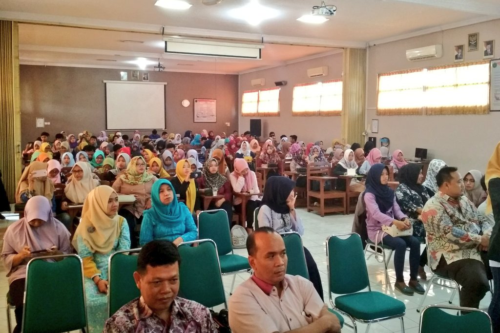Pagi ini, selasa (27/2) bertempat di Gd. FEB Lt. 3 digelar Seminar Kewirausahaan bersama Pengusaha Nasional sektor Perikanan Bp. Wijtaksono. Dibuka langsung oleh Rektor