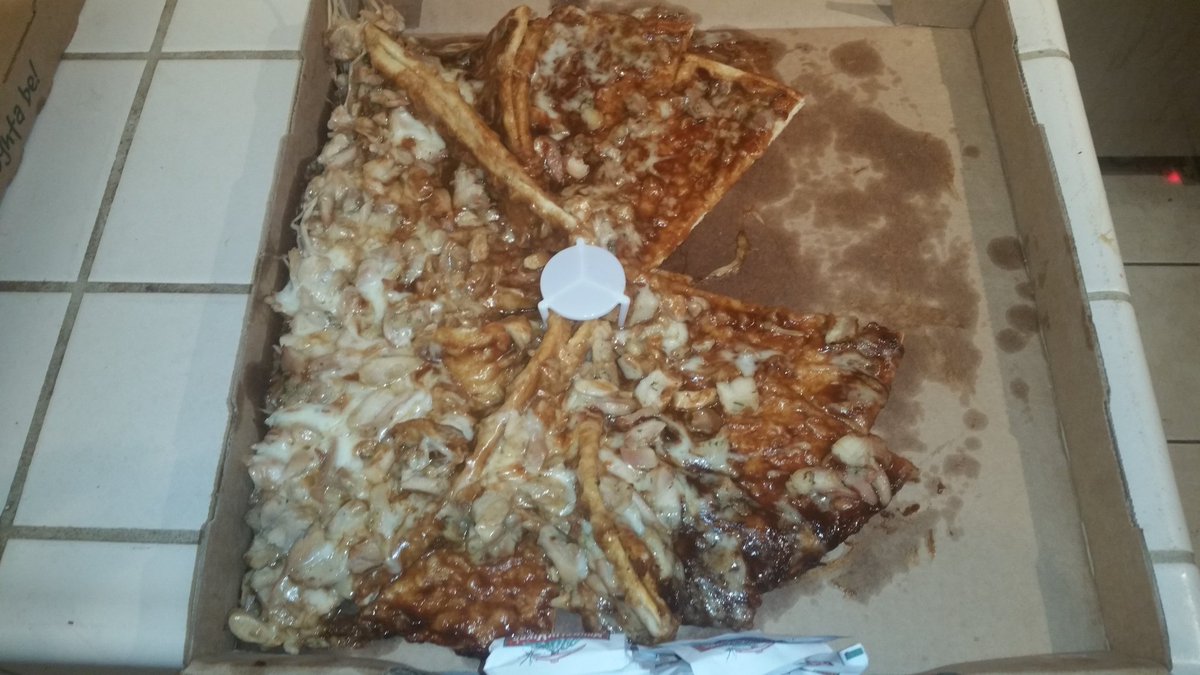 bitemecancer's tweet photo. @MountainMikes 40 dollars and he wait and this is what you deliver to my house. Then to get it fixed you think I was asking for lifetime pizza this is trash https://t.co/hYee4u5uM1