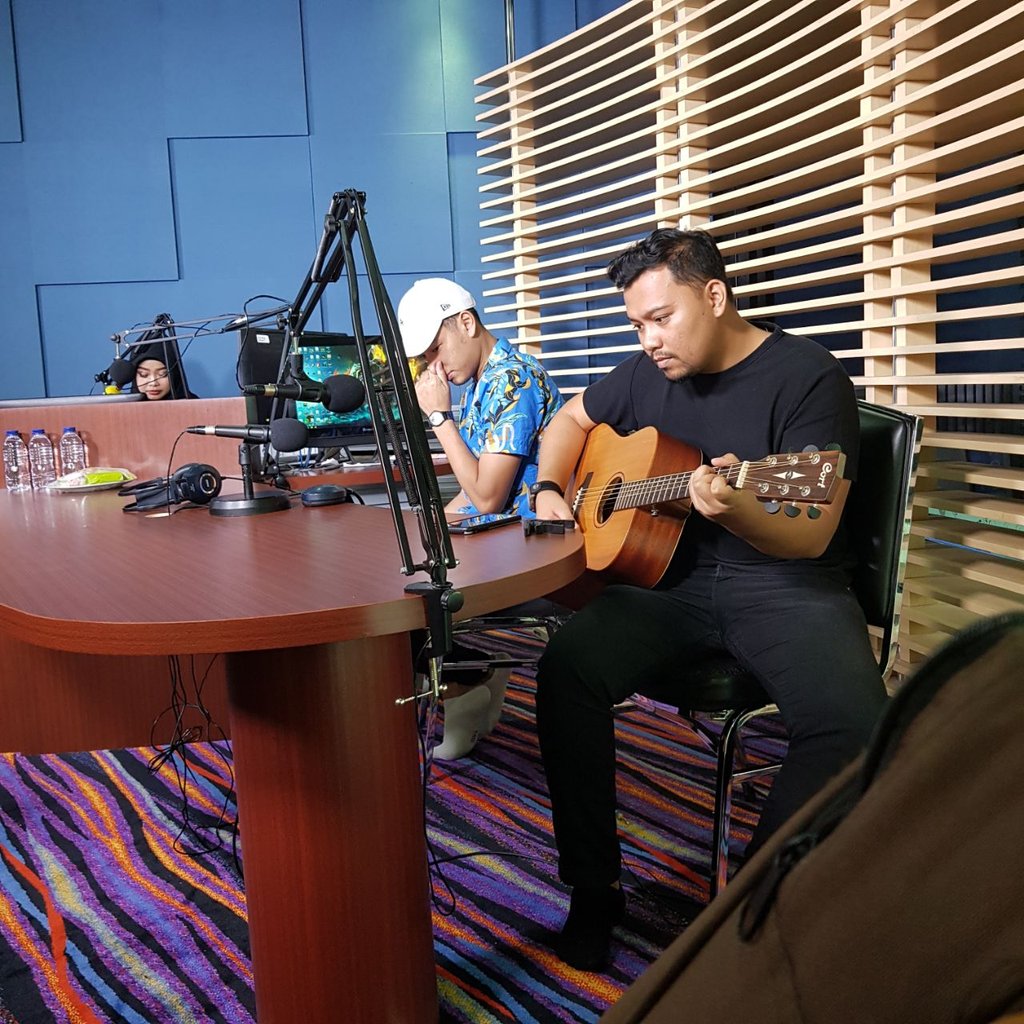 SonyMusicID's tweet photo. #SonyBuzz Yeay @jazhayat udah dateng nih di @Pro2Jak
Sebentar lagi kamu juga bisa dengerin di #Pro2Network seluruh Indonesia dan nonton video streaming #JazDiPRO2FM di YouTube channel Video Corner RRi https://t.co/yml8gtRZ6q