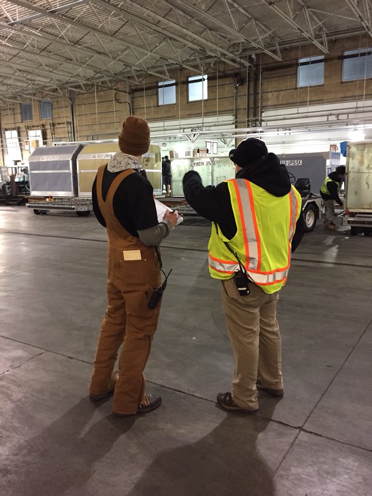 upsgatewayslc's tweet image. Full time supervisor, Digna Gittins, providing new part time sup, Stephen on the job safety training!! Thanks Digna! #CaughtSafely @DesertMTUPSers @luke_brwnldr @CharlieBeswick