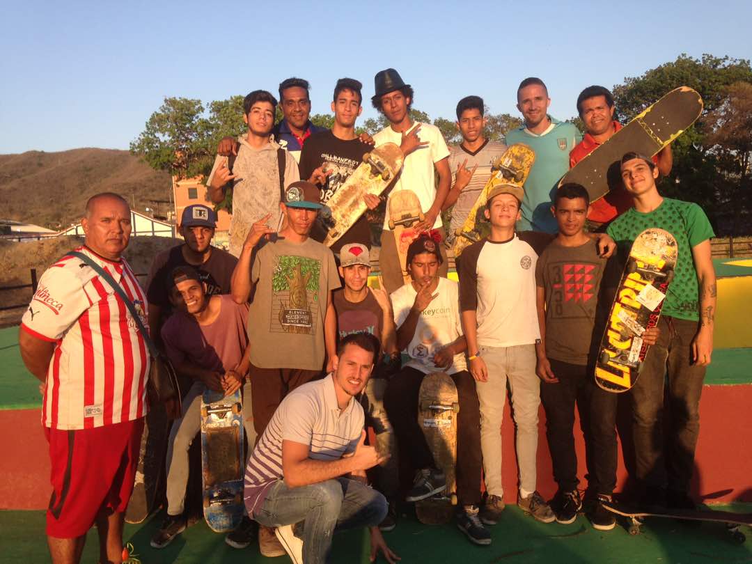 INDEVAL_'s tweet photo. Tambien hubo tiempo para poner las bases de la Primera Escuela - Club de Skate de Valencia.
Vamos de la mano con @Fundadeporte a lograr este objetivo para nuestros chamos. https://t.co/v7jZMpo9Y9