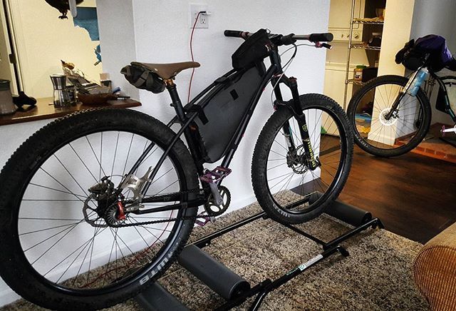 BelleEpoqueVelo's tweet photo. Unforseen benefit of a #dropperpost: easy roller mount-up.
#training #trainer #rollers #cycling #whentheweatheroutsideisfrightful #singlespeed #ssmtb #29+ #steelisreal #midfat #ridewtb #howihammer https://t.co/znJeG0TMaf