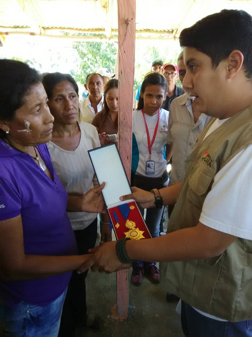 gestionperfecta's tweet photo. Desde Moroturo en el municipio Urdaneta le dimos el último adiós a la Reina de Las Turas María Perozo. Recibió la orden Post Mortem General Juan Jacinto Lara en su primera clase por su contribución en el fortalecimiento indígena, Ayamán, histórico, cultural y ancestral. https://t.co/ZWTH40tiN0