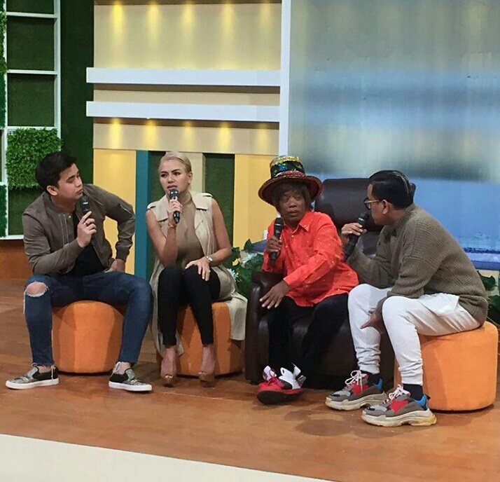 Bintang tamu P3Happy hari ini Pak Tarno... <a href="/bangbily/">Billy Syahputra</a>