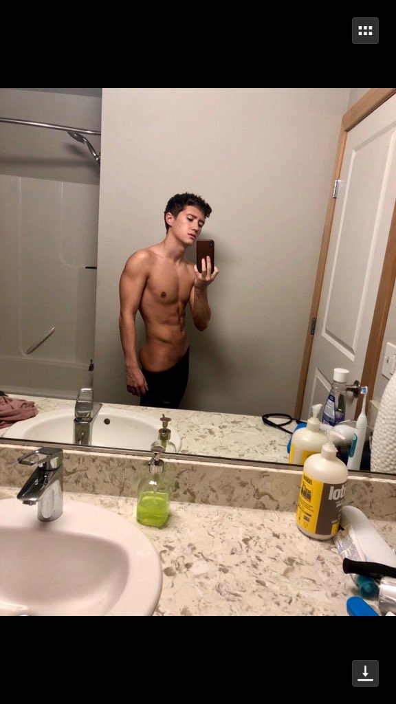 Moment1776Shan's tweet photo. @EvanParkerXXX Tyler's bathroom？😆😁👨‍❤️‍👨😘❤️ https://t.co/spgGiz7oPS
