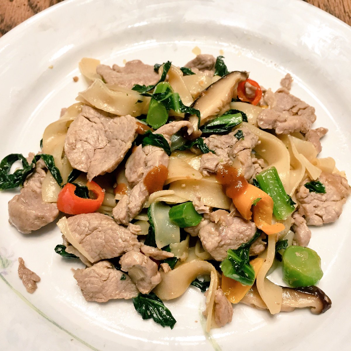 mrsak98's tweet photo. Pad see ew - wide rice noodle stir fry w/ pork, Chinese broccoli, peppers &amp; shiitake in a sweet garlic soy sauce. #ThaiDinner #oneplatemeal https://t.co/yxqHiHTHFi