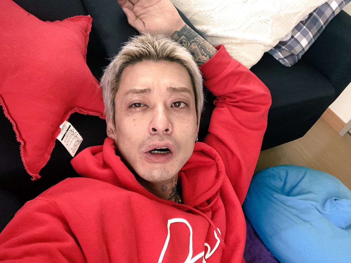 T Ace エロ神クズお Na Twitteru 朝起きたら吐き気と頭痛が来るけどそれでもやっぱ酒はやめらんねー 毎日何リットル飲んでんだよ クズいな