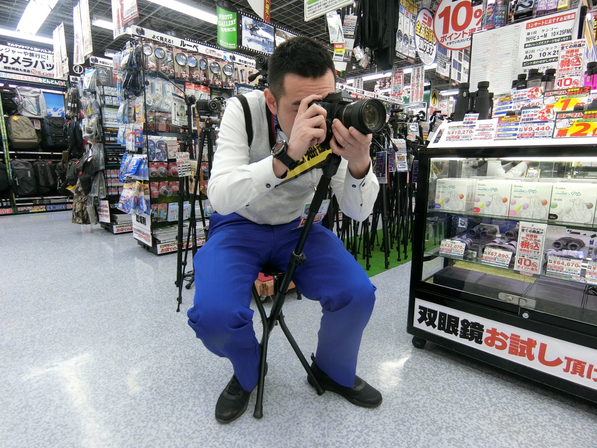 ヨドバシカメラ 新宿東口 Pa Twitter ありそうで無かった便利な三脚発売 折りたたみ椅子と三脚が一体化 座りながらシャッターチャンスを狙えます また 椅子をたたむと一脚としても使える使用になっていますので 足場が狭い場所でも使用可能です