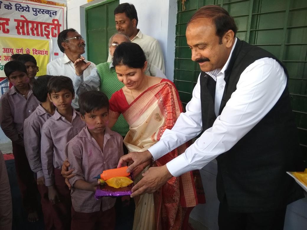 GopalNarayanmi3's tweet photo. कपड़े व पिचकारी पाकर खिले दिव्यांगों बच्चो के चेहरे

हरदोई। प्राथमिक विद्यालय मा.काशीराम कालोनी में 10 स्क्वायर क्रिकेट फेडरेशन ऑफ इंडिया अध्य्क्ष अभय शंकर गौड़ व सचिव अदिति गौड़ द्वारा दिव्यांग मूकबधिर बच्चो को होली के अवसर पर नए कपड़े, पिचकारी व फलो का वितरण किया गया। https://t.co/9vQghr7Aee