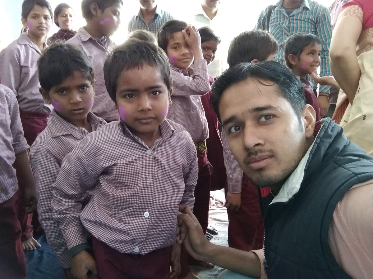 GopalNarayanmi3's tweet photo. कपड़े व पिचकारी पाकर खिले दिव्यांगों बच्चो के चेहरे

हरदोई। प्राथमिक विद्यालय मा.काशीराम कालोनी में 10 स्क्वायर क्रिकेट फेडरेशन ऑफ इंडिया अध्य्क्ष अभय शंकर गौड़ व सचिव अदिति गौड़ द्वारा दिव्यांग मूकबधिर बच्चो को होली के अवसर पर नए कपड़े, पिचकारी व फलो का वितरण किया गया। https://t.co/9vQghr7Aee