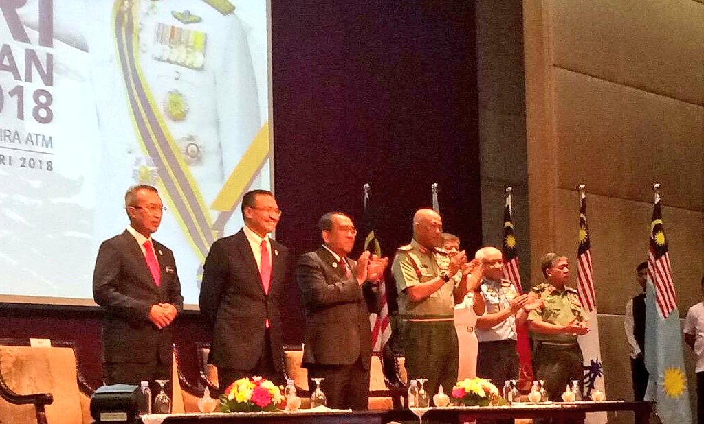 TheAirTimes's tweet photo. Sekitar Majlis Amanat Menteri Pertahanan 2018, Dato' Seri Hishammudin Tun Hussein Yang berlangsung Di Dewan Perkasa Wisma Pewira.  
#Perkasa Perwira 🤜🤛
@HishammuddinH2O
@H2OComms 
@MINDEFMalaysia 
@AffandiMyCDF https://t.co/4f6zK84xqV