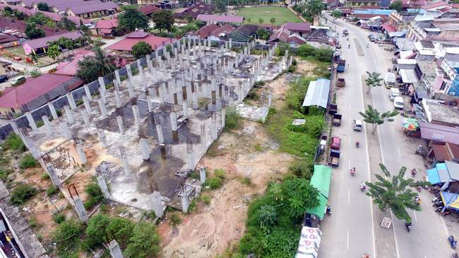 proyek  Pasar Baqa di Smd Seberang, akhirnya dilanjutkan tahun ini. Namun,  pekerjaan masih seputar pemb. struktur fisik pasar yg direncanakan tiga lantai itu. Saat pembangunan dimulai 2014, proyek Pasar Baqa dianggarkan Rp 10  miliar dalam APBD Samarinda.