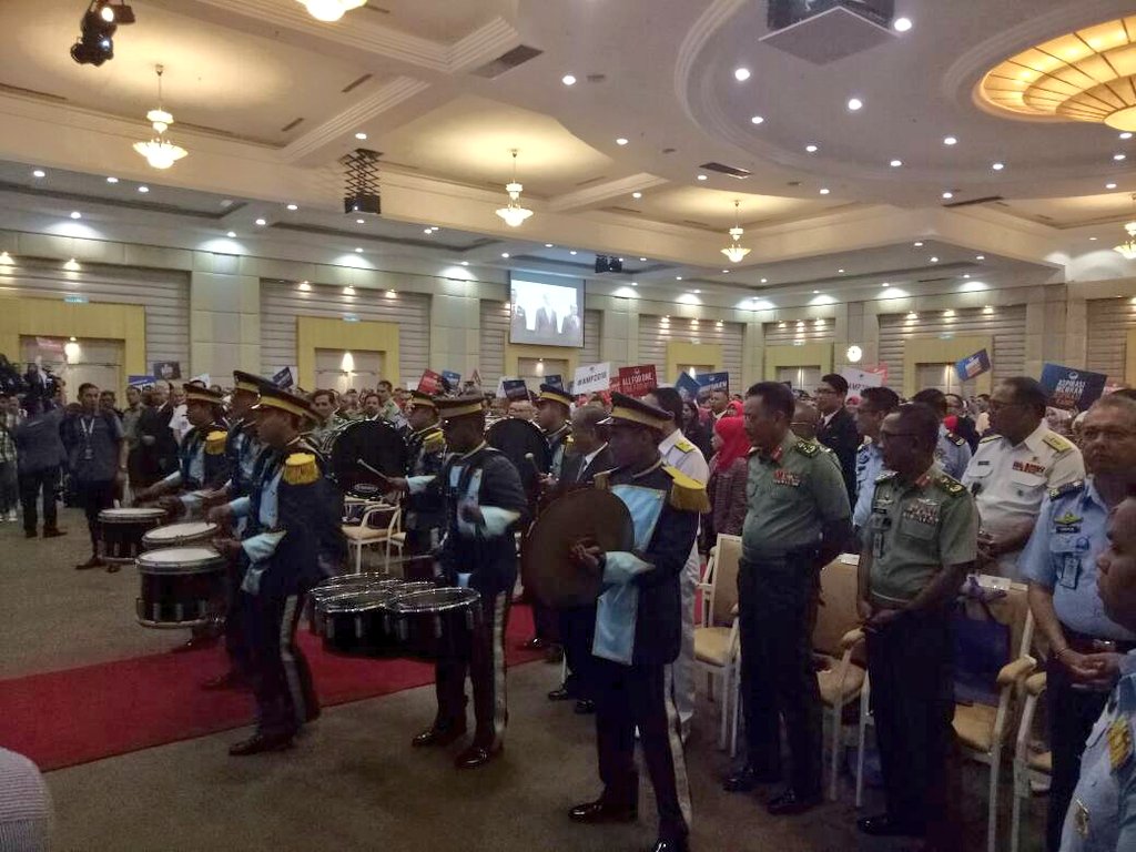 TheAirTimes's tweet photo. Sekitar Majlis Amanat Menteri Pertahanan 2018, Dato' Seri Hishammudin Tun Hussein Yang berlangsung Di Dewan Perkasa Wisma Pewira.  
#Perkasa Perwira 🤜🤛
@HishammuddinH2O
@H2OComms 
@MINDEFMalaysia 
@AffandiMyCDF https://t.co/4f6zK84xqV