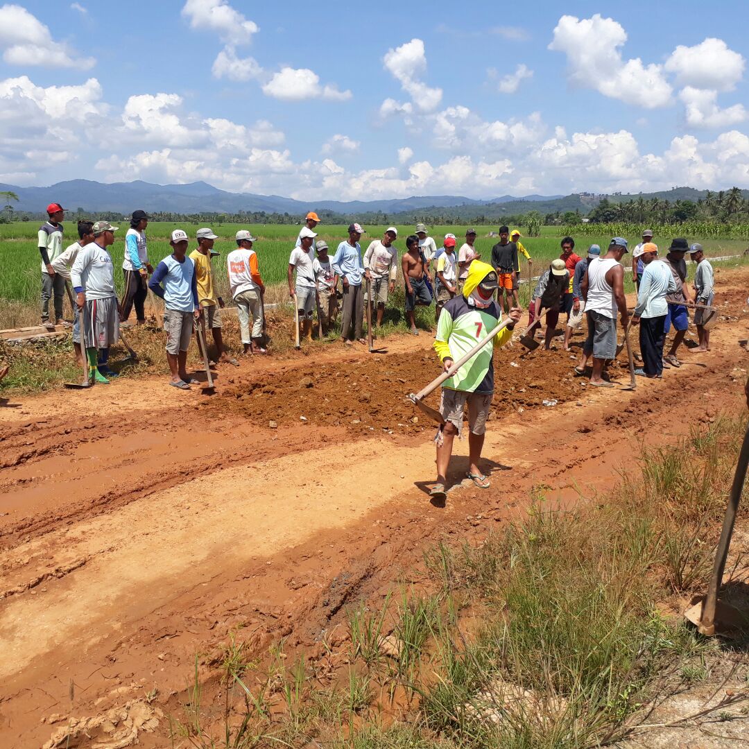 AmranApt's tweet image. Kerkerasan Jalan Desa Peatoa, Ke,. Loea Kab. Kolaka Timur
#PadatKaryaTunai #DanaDesa 
@jokowi @EkoSandjojo @anwsanusi  @taufikmadjid71 @fachrilabalado @pendampingdesa_ @p3mdKoltim