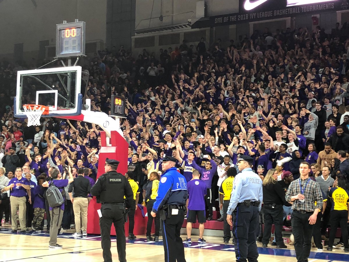 Final: Roman 51, Bonner-Prendie 49. The Cahillites win their third Catholic League title in four seasons - and first under second-year boss Matt Griffin. @RallyPhilly 🏀