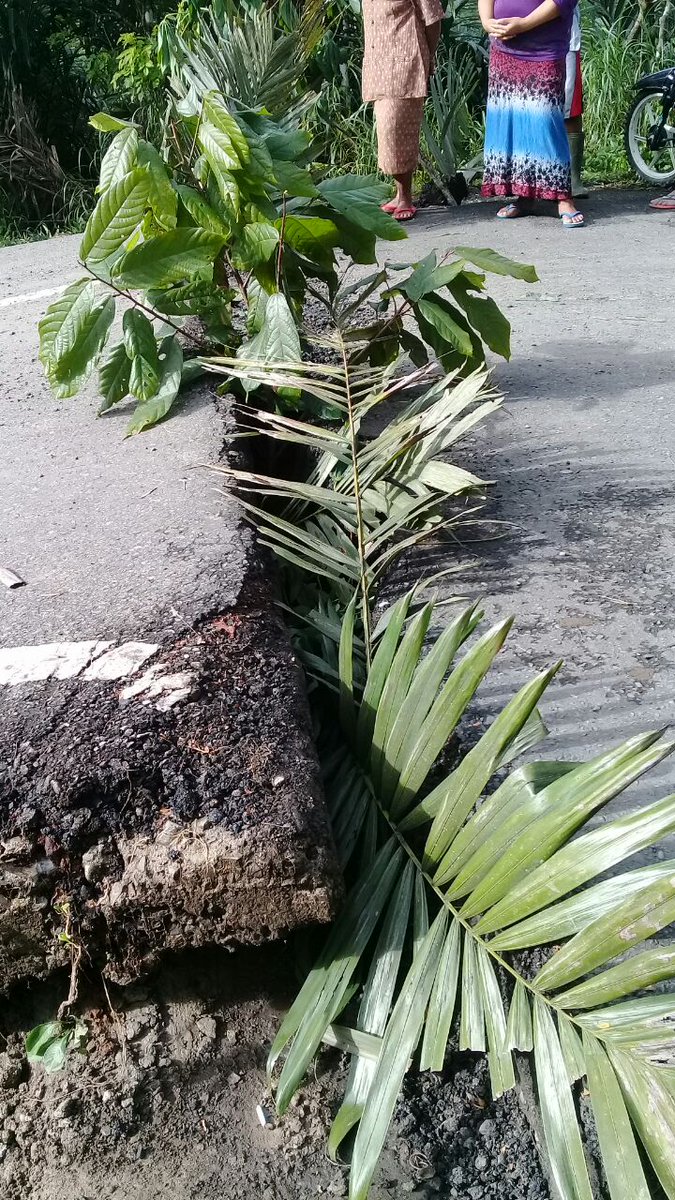 andrikomplong's tweet photo. Longsor kembali terjadi di jalan Propinsi tepatnya di bawah Longsoran sebelumnya Paweden Banjarnegara. Kejadian diperkirakan jam 05.00 pagi. Dimohon para pengguna jalan untuk berhati-hati melintas jalan tsb. #SalamTangguh https://t.co/7JpG9llTQS