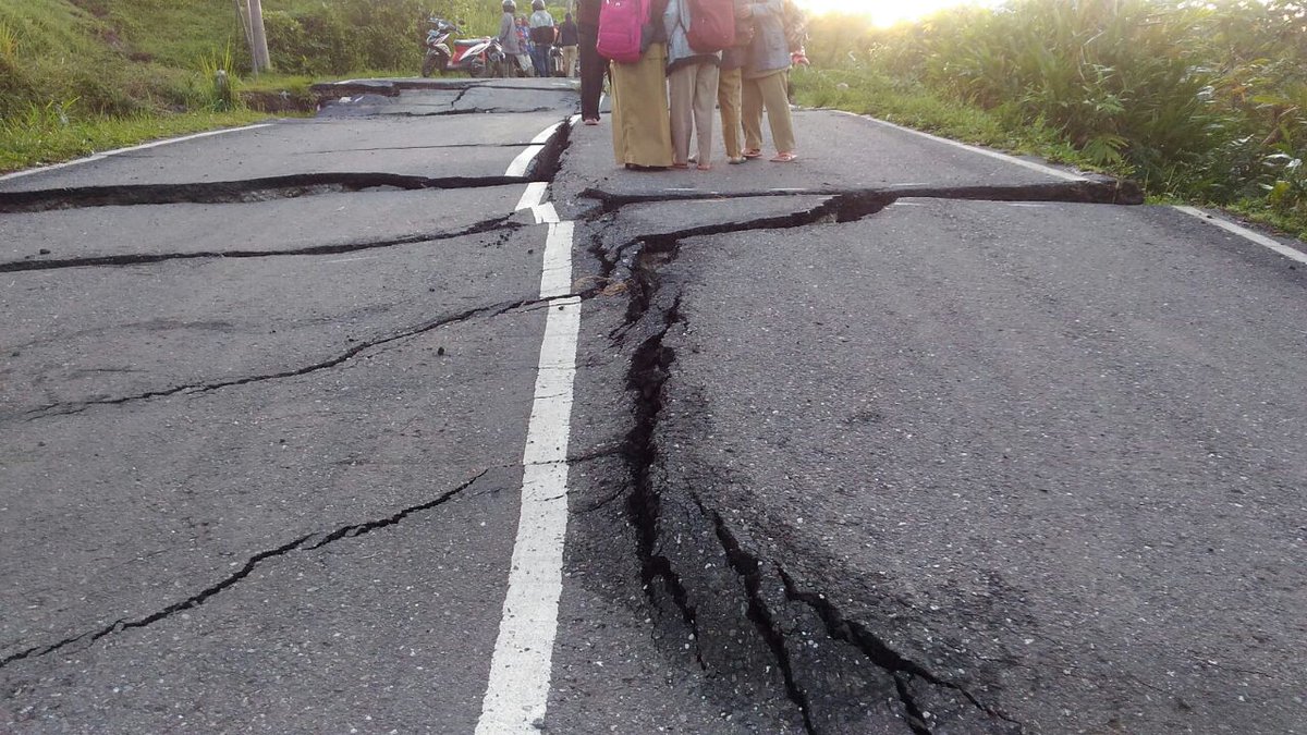andrikomplong's tweet photo. Longsor kembali terjadi di jalan Propinsi tepatnya di bawah Longsoran sebelumnya Paweden Banjarnegara. Kejadian diperkirakan jam 05.00 pagi. Dimohon para pengguna jalan untuk berhati-hati melintas jalan tsb. #SalamTangguh https://t.co/7JpG9llTQS