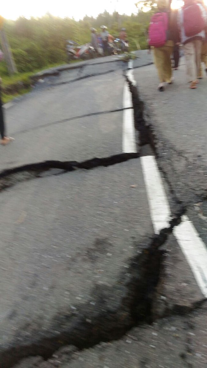 andrikomplong's tweet photo. Longsor kembali terjadi di jalan Propinsi tepatnya di bawah Longsoran sebelumnya Paweden Banjarnegara. Kejadian diperkirakan jam 05.00 pagi. Dimohon para pengguna jalan untuk berhati-hati melintas jalan tsb. #SalamTangguh https://t.co/7JpG9llTQS