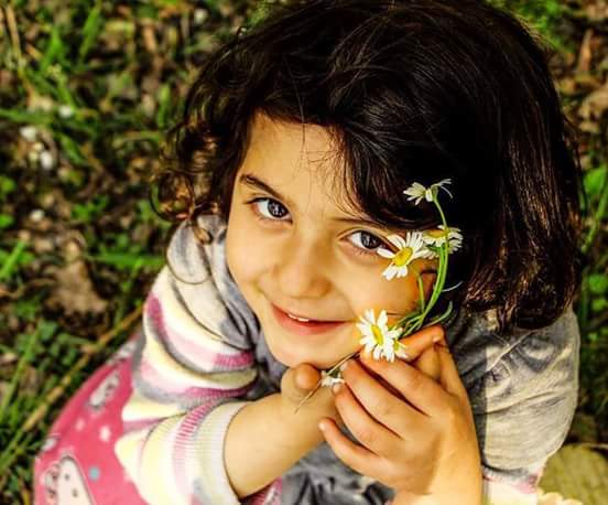 Minik yavruya bir çiçek verip mutlu olur sende onun gibi mutlu olur kesin😇🤗😎❤💘💝💝
