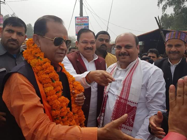 Ramanvishen's tweet photo. श्रावस्ती महोत्सव के उदघाटन के अवसर पर मा.मंत्री @MotisinghU का स्वागत करते हुये मा.सांसद @daddanmishra जी के साथ https://t.co/in3HR7cwwx