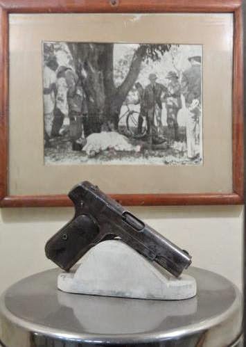 iempress_1's tweet image. 🙏
🔹Azad went to park to meet an associate. Ws surrounded by Police

🔹He single-handedly fought police wit just a Pistol

🔹Was left wit only 1 bullet

🔹To avoid being captured alive by British, shot himself

#ChandraShekharAzad &apos;s PISTOL-AllahabadMuseum👇👇

#TuesdayThoughts