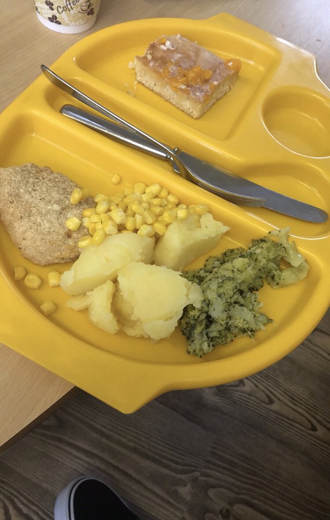 willavrili's tweet photo. @GordonRamsay what do you think of this school dinner? https://t.co/QG2dXDJywS