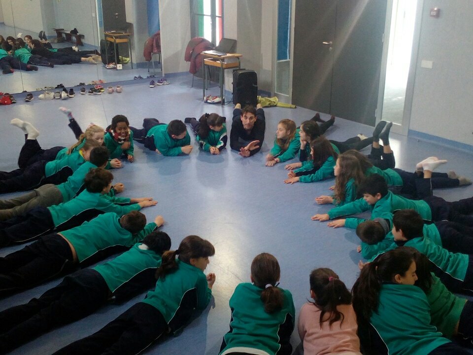 Segona sessió Jugant amb la dansa <a href="/CiaMARGOMEZ/">Cia.MARGÓMEZ</a> <a href="/ElPratEducacio/">El Prat Educació</a> .Ballar és un regal que hem d'aprofitar! Edufis per la vida <a href="/escolamdcprat/">escolamdcprat</a>