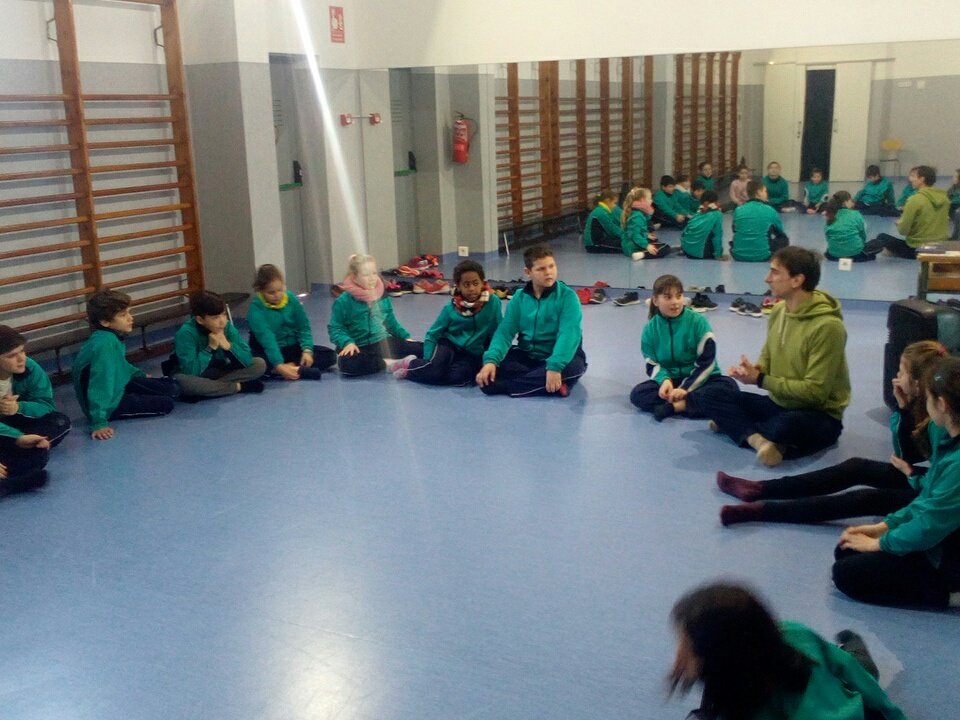encarniMdc's tweet photo. Segona sessió Jugant amb la dansa @CiaMARGOMEZ @ElPratEducacio .Ballar és un regal que hem d'aprofitar! Edufis per la vida @escolamdcprat https://t.co/s5qEaxNoCv