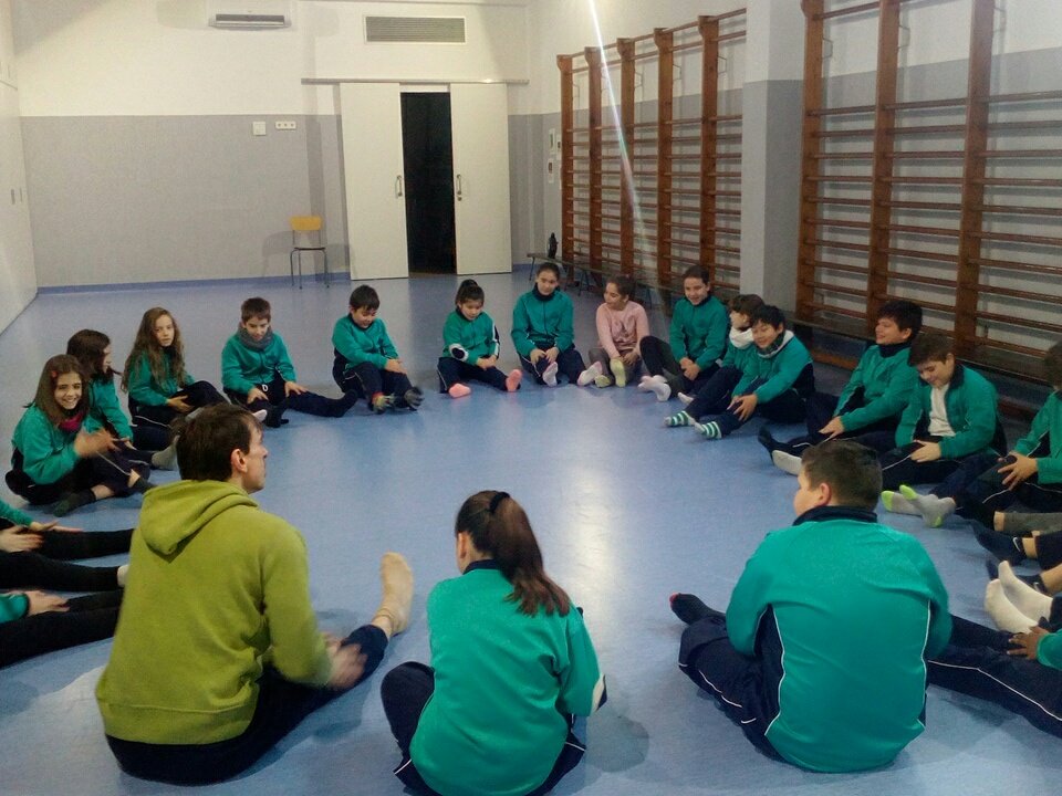 encarniMdc's tweet photo. Segona sessió Jugant amb la dansa @CiaMARGOMEZ @ElPratEducacio .Ballar és un regal que hem d'aprofitar! Edufis per la vida @escolamdcprat https://t.co/s5qEaxNoCv