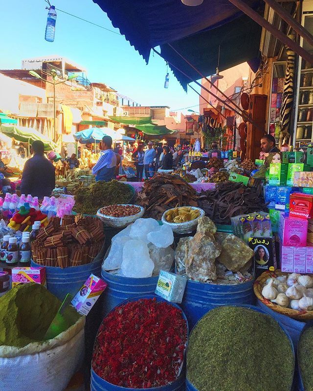 Dailey life in the medina 😍 .
.
.
#Marrakech2018 #simplymorocco #moroccotravel #moroccostyle #travel #kech #riad #instamarrakech #magicalmarrakech #mydearmorocco #morocco #inmorocco #streetsofmarrakech #blueskies #travelexploring #marocko #souk #marr… ift.tt/2GNHCV5