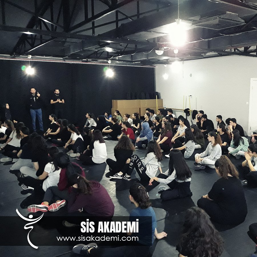 akademisis's tweet photo. GençSİS ekiplerimiz ile çalışmalar sonrası dün, bugün ve gelecek konulu kısa bir sohbet...
.
.
.
#sisakademi #gençsis #dans #dance #dancers #team #danceschool #school #aile #family #ekip #müzik https://t.co/VPWssri7y3