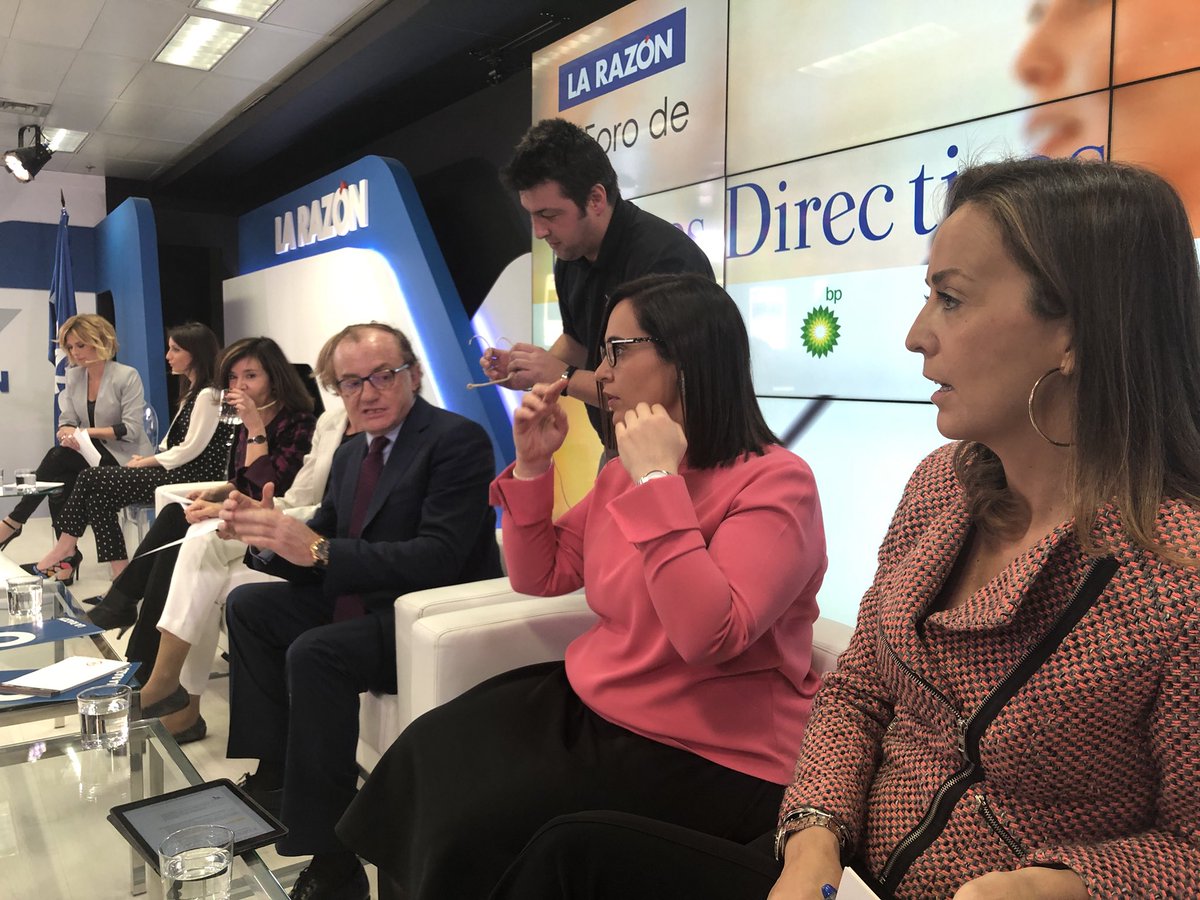 beatriz_recio's tweet photo. #forodedirectivas @larazon_es Las ponentes, preparadas para debatir sobre la #igualdad. Moderará la mesa el director del Suplemento económico Juan Delgado https://t.co/iLQmx2eNvP