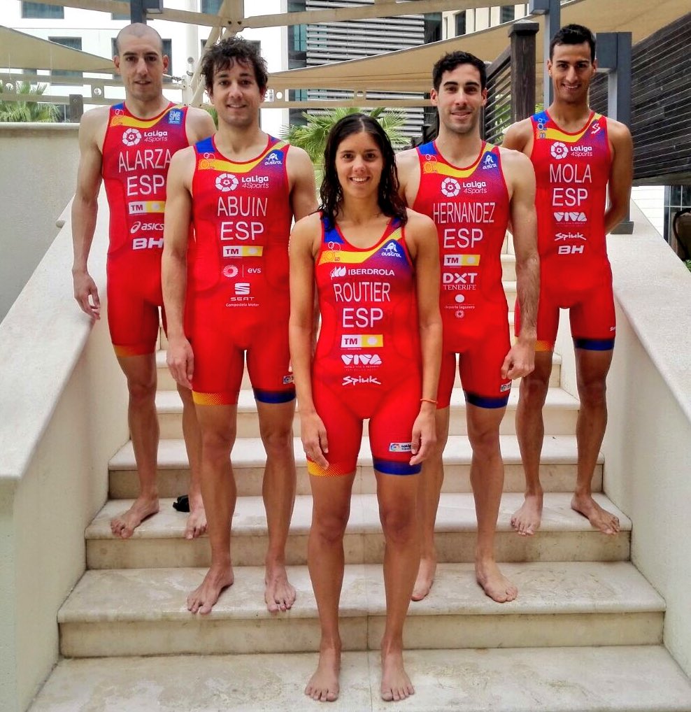 Nos llegan las primeras imágenes de la #TriArmada en  #WTSAbuDhabi donde darán comienzo las Series Mundiales en 2018. ¡Mucha suerte chic@s y a por todas! #SomosTriatlon