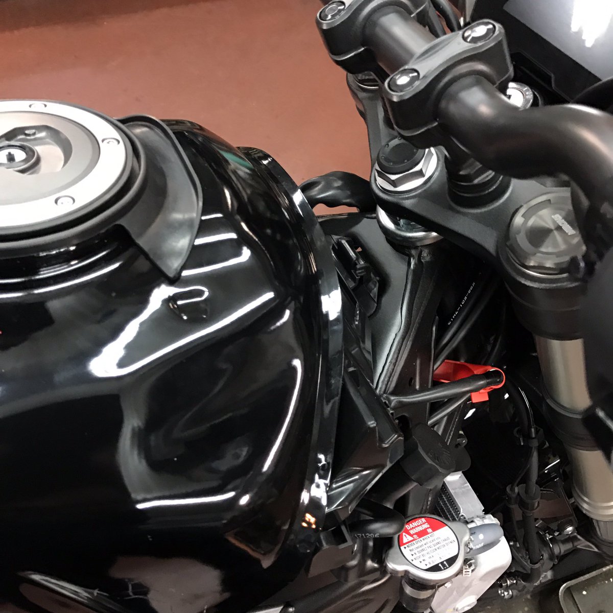 オガポロ Cb125rのバッテリーどこにあんねん 信じられるか 探しまわってやっと見つけました タンクの下にあるんだぜ タンクカバーの外し方も分からんしぃ こんなん出先でジャンプとか無理ゲーじゃね オガポロ Cb125rのバッテリーどこにあんねん 信じられるか 探しまわってやっと見つけました タンクの下にあるんだぜ タンクカバーの外し方も分からんしぃ こんなん出先でジャンプとか無理ゲーじゃね