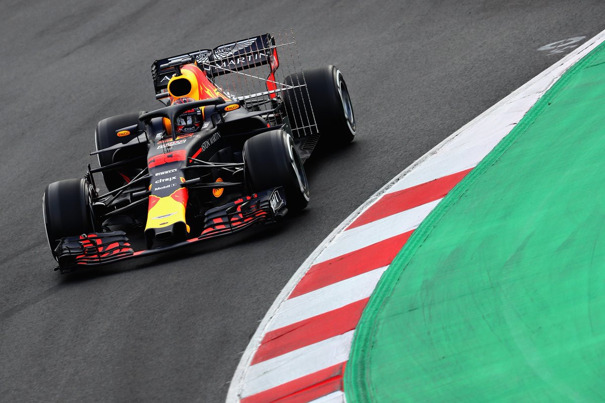 ZS_Racing's tweet image. Het is ook een beetje fris in Barcelona...momenteel 0,1 graad boven nul❄️...maar dat houdt @Max33Verstappen niet tegen...gewoon een extra kacheltje😉 op de #RB14 en #volgas #ziggosport #wintertesting