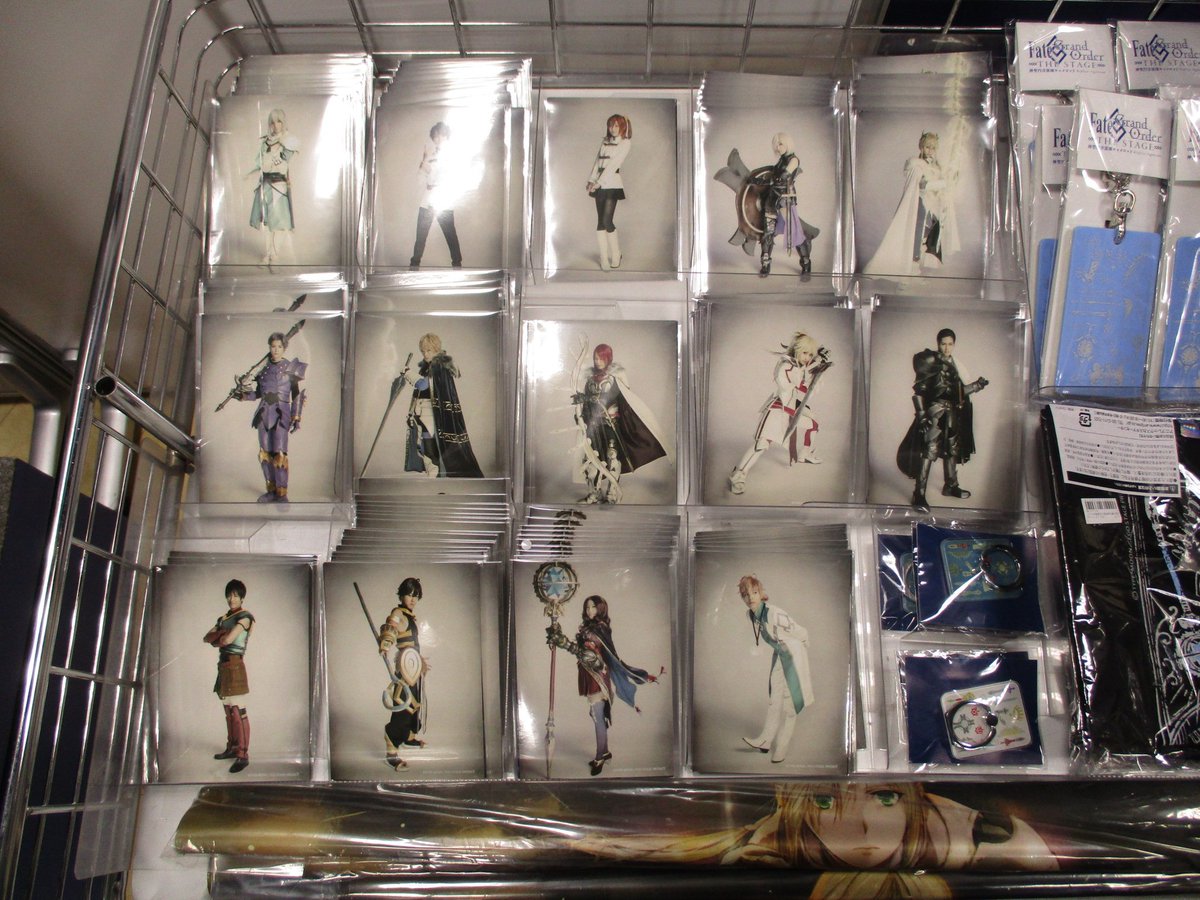 アニメイト渋谷 短縮営業中 V Twitter 2 5次元情報 また Fate Grand Order The Stage 神聖円卓領域 キャメロット の公演グッズをお取扱い中シブ トレーディングスクエア缶バッジやブロマイドアルバム スマホリング 秋公演のキャストブロマイドセット