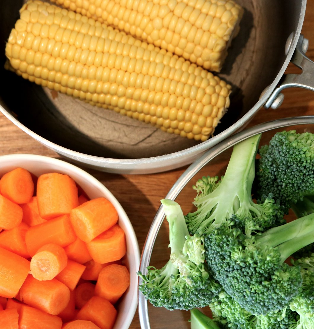 Tedsveg1's tweet photo. Eat a #colourfully. Why?
#Green contains zinc, vitamin A, C, E, & iron
#Yellow supports the eyes, contains beta carotene & vitamin C
#Orange promotes healthy circulation & boosts immune health
Pick up your rainbow selection of #fruit & #veggies from Ted's Veg https://t.co/eMYCGXiE9A