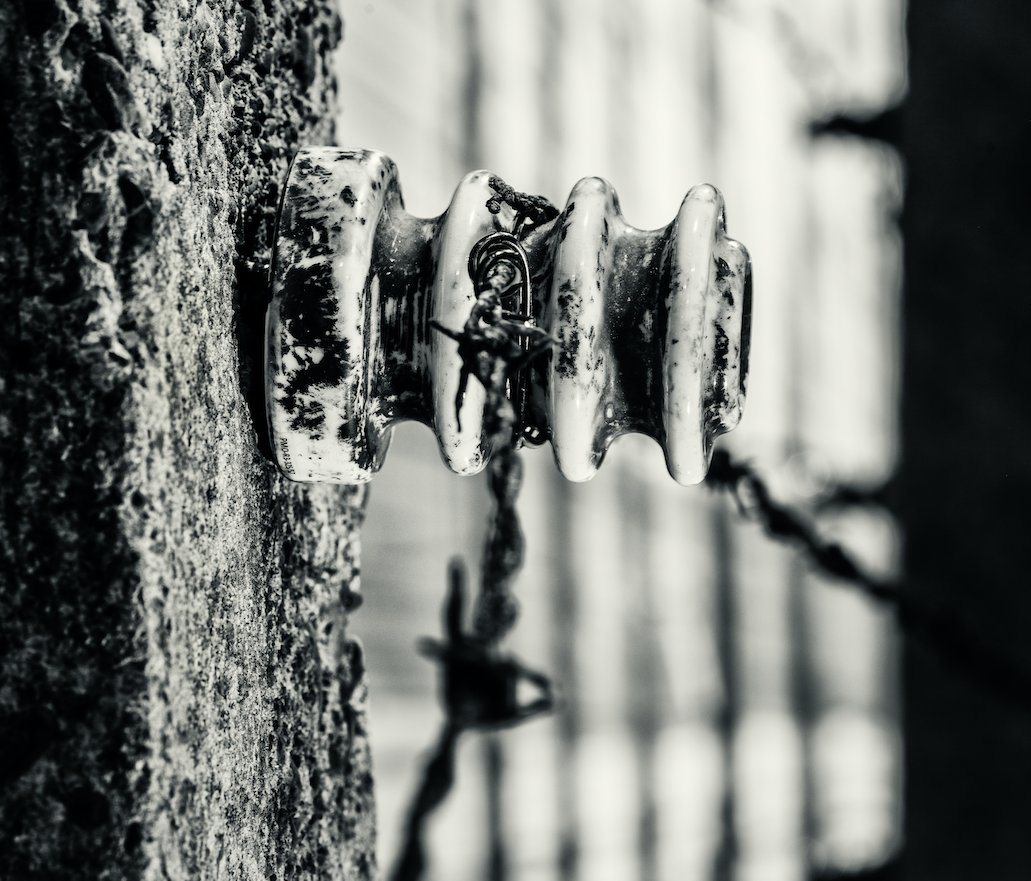 auschwitzxhibit's tweet photo. Aislador y poste perteneciente a la vaya electrificada de #Auschwitz-BIrkenau, mostrado en @auschwitzxhibit Colección del @AuschwitzMuseum https://t.co/xKGb7ri2KP