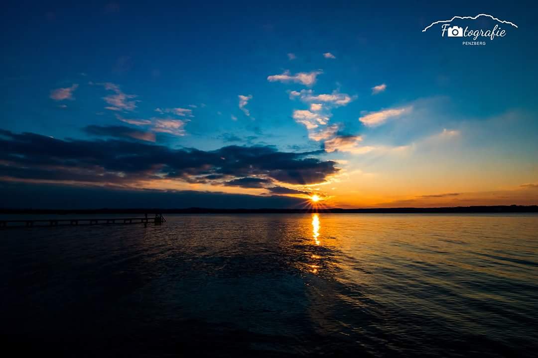 FotoPenzberg's tweet photo. Sonnenuntergang am Starnberger See #starnbergersee #bayern #oberland #winter #sonnenuntergang #landscapephotography https://t.co/fyDNVS2rlw
