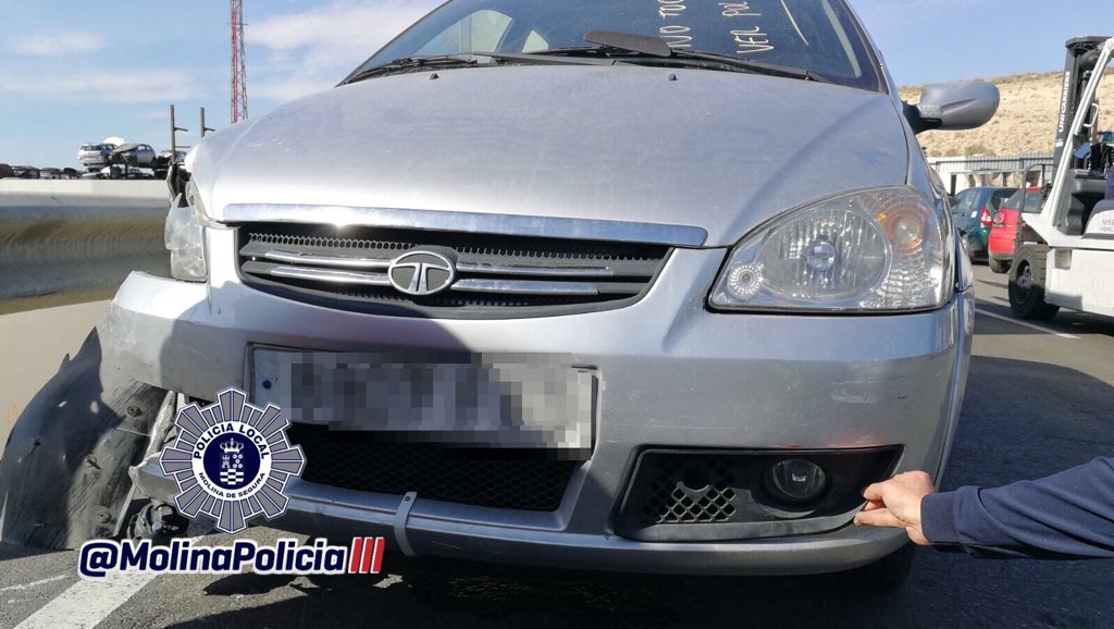 MolinaPolicia's tweet photo. La #Unidad de Atestados 👮🏻♂️👮🏻♂️ ha resuelto el caso del vehículo que el 20 de febrero, en Polígono El #Tapiado, causó daños a dos 🚗 estacionados 💥 y se fugó 💨 del lugar.
Gracias a la #ColaboraciónCiudadana. 🙏🏻
Más en Facebook:
https://t.co/QfZnozNy4p https://t.co/7wo1Oo75Ok