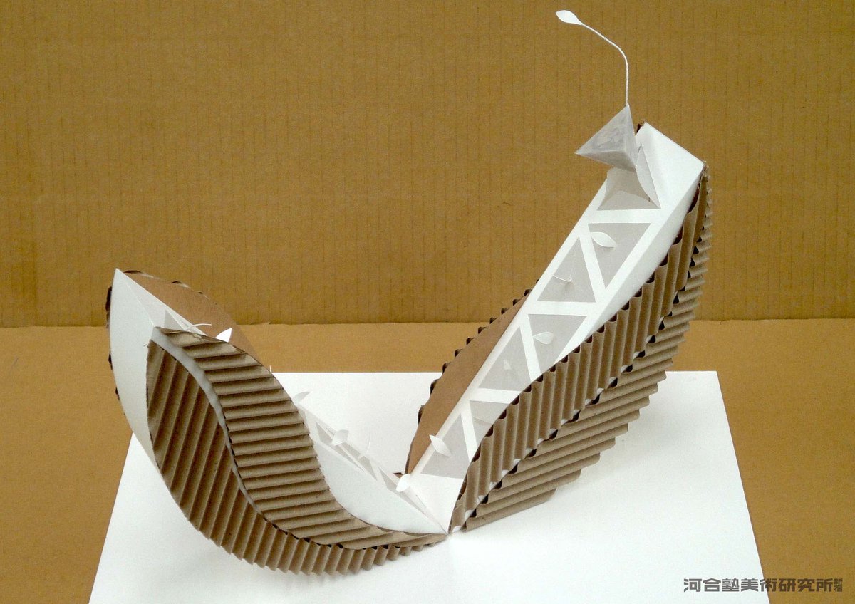 河合塾美術研究所 新宿校 公式 芸大デザインコース 講師の佐藤です 学生講師 青柳先生のデモスト作品です 立体構成 植物を主なモチーフにギフトボックスのデザイン ケント紙 片面段ボール トレペ ６h 茶葉をモチーフにティーバッグの