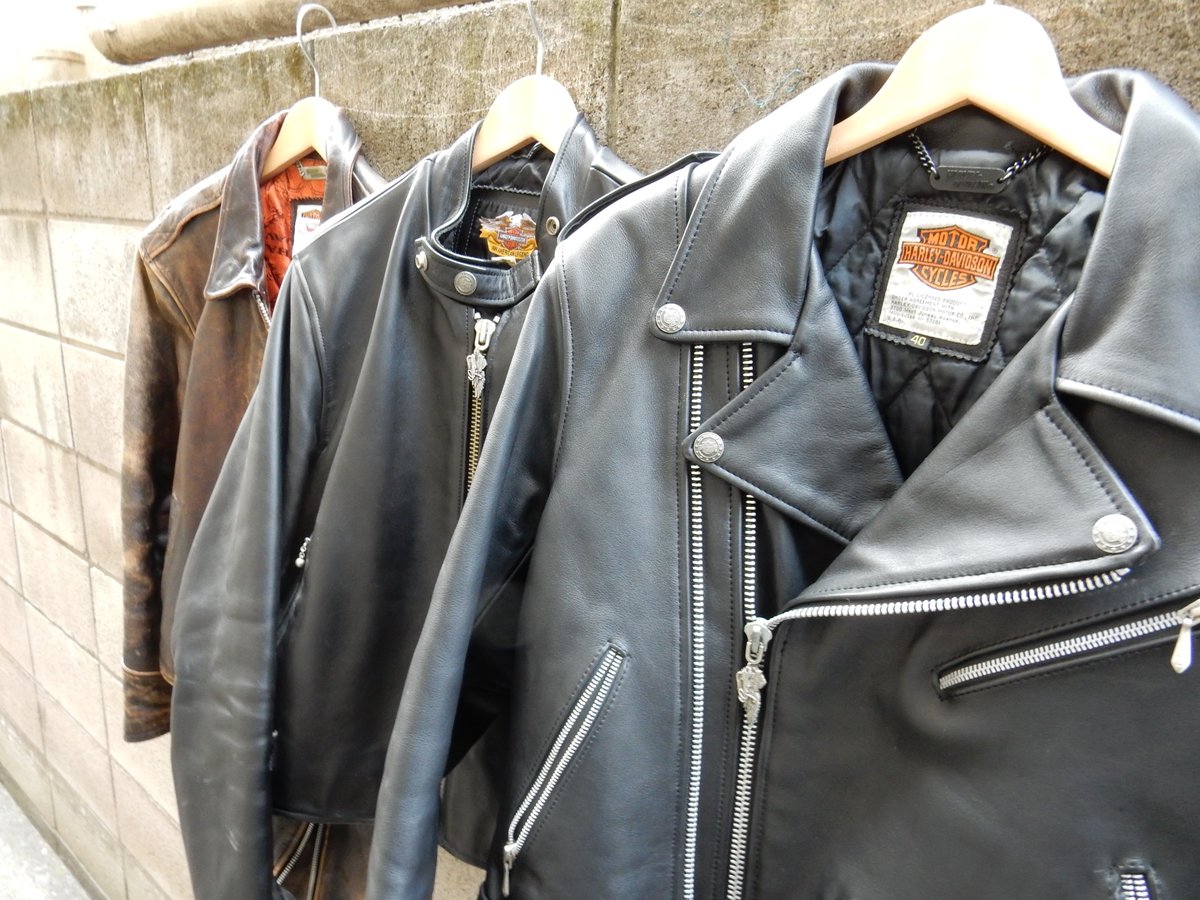 ecomode24010's tweet photo. バイカーなら一度は憧れる老舗バイカーブランド #HarleyDavidson 土臭さが格好良い定番のレザージャケットが当店の在庫にございます。定価ではお高くても当店ではお求めやすい価格で販売しております。ネットモールにも出品予定なので併せてご利用くださいませ。
https://t.co/LgFe9RIDE8 https://t.co/SuZQFUwt8m