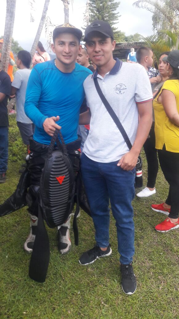 Duvans_11's tweet photo. #Avion227 #RigoSalazar No es de todos los dias poder ver correr al mejor de colombia☝🚴 https://t.co/UuK5xfxNHt