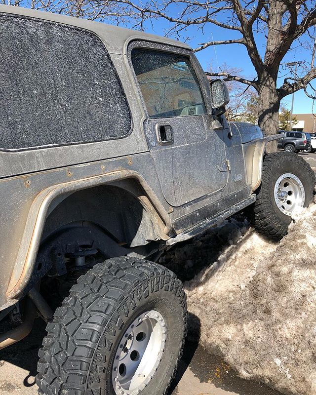 A #Jeep can park wherever it wants to 🚙. Had a nice visit with this car's owner. Those are armored fenders for bush driving and rock climbing with those 35' tires.
.
.
.
.
.
.
.
#LittletonCO #exploreLTN #jeeprockcrawler #jeeprock #ColoradoLive #Color… ift.tt/2CogMok