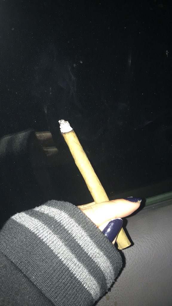 coffeejane420's tweet photo. Enjoying a late night blunt. How are you doing on this fine night? 🌌#blunt #CannabisCommunity #CannabisMedicinal #marijuana #stoner #stoned #nature #goodnight #socal #goodvibes #420friendly https://t.co/BkCJcYoyNO