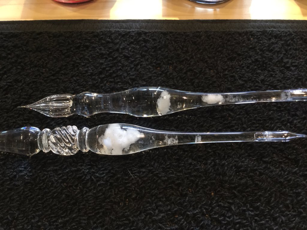 ガラス工房aun On Twitter 昨日のペンの空洞部分に液体を入れて ストームグラスのガラスペンの完成です ストームグラスの液は初めて作ったので これから落ち着いて来て どのように変化してくれるか楽しみです うさぎやペンコレクションにて初お披露目 ガラス