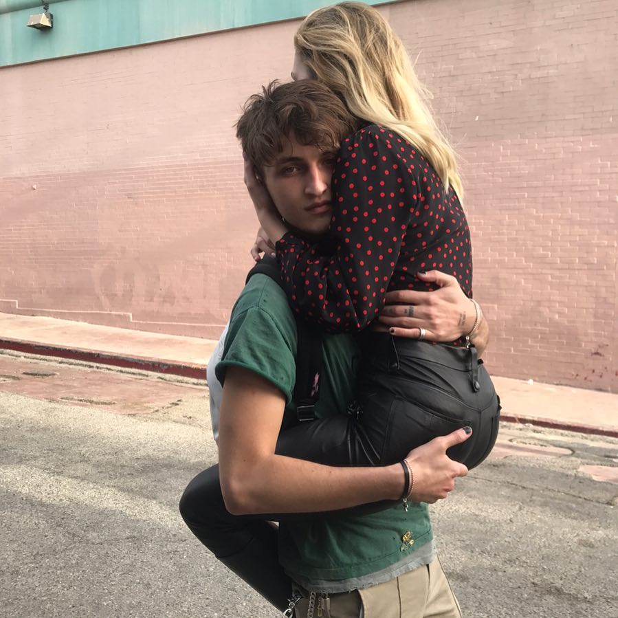 He knows how to hold his princess 😍😙