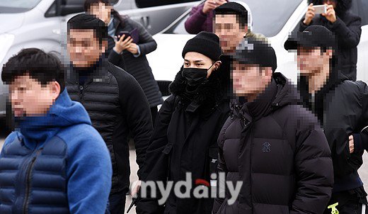 #GDragon arrived at Gangwon training center, marking his beginning of his military service with fans lining up giving their support. Good luck sir! See you 
again on Nov 2019 entertain.naver.com/now/read?oid=1… #KoreanUpdates VF