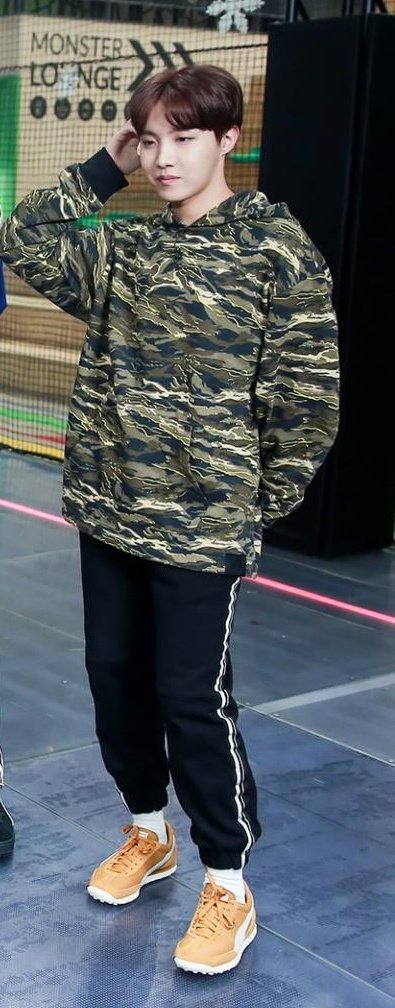 RISEOFH0PE's tweet photo. hoseok invented camouflage
rt if u agree

@BTS_twt #BestFanArmy #iHeartAwards #BTSARMY https://t.co/xwPKDSfSGB