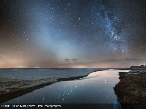 Dueling Bands in the Night: apod.nasa.gov/apod/ap180227.… by Ruslan Merzlyakov (RMS Photography)